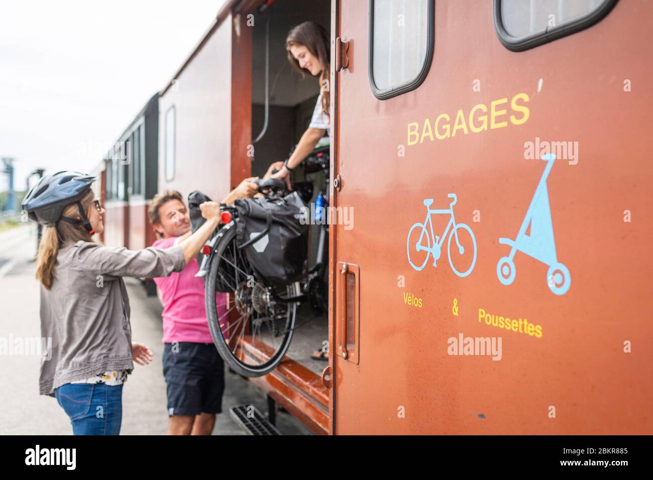 Francia, Somme, Saint-Valery-sur-Somme, cicloturisti utilizzando il treno a vapore del Chemin de Fer de la Baie de Somme Foto Stock