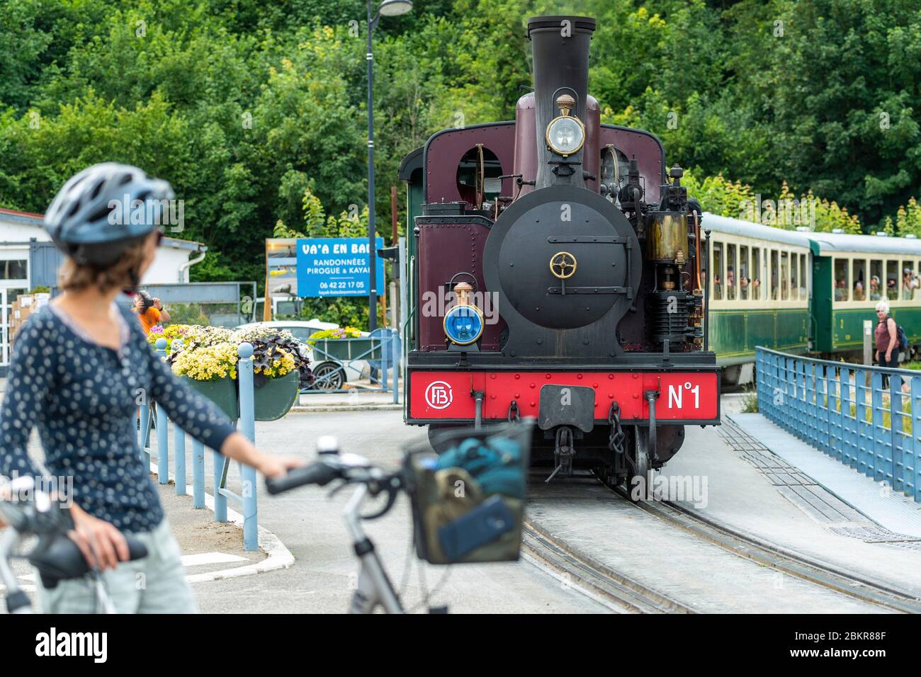 Francia, Somme, Saint-Valery-sur-Somme, cicloturisti utilizzando il treno a vapore del Chemin de Fer de la Baie de Somme Foto Stock
