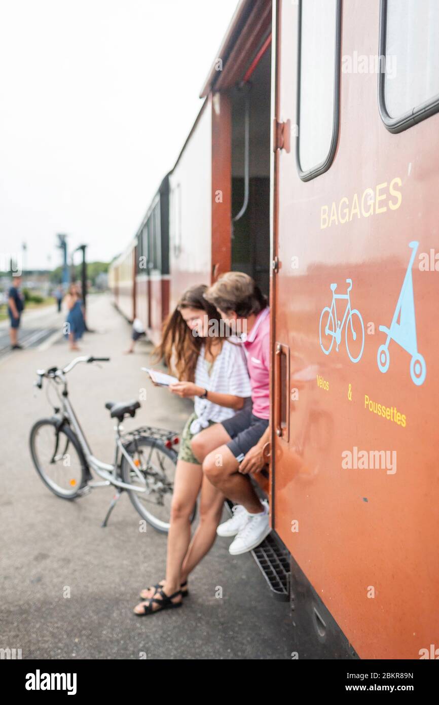 Francia, Somme, Saint-Valery-sur-Somme, cicloturisti utilizzando il treno a vapore del Chemin de Fer de la Baie de Somme Foto Stock