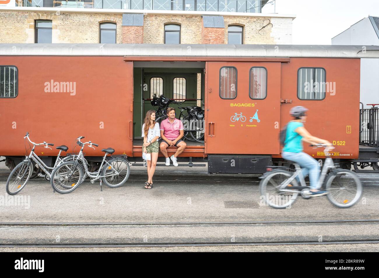 Francia, Somme, Saint-Valery-sur-Somme, cicloturisti utilizzando il treno a vapore del Chemin de Fer de la Baie de Somme Foto Stock
