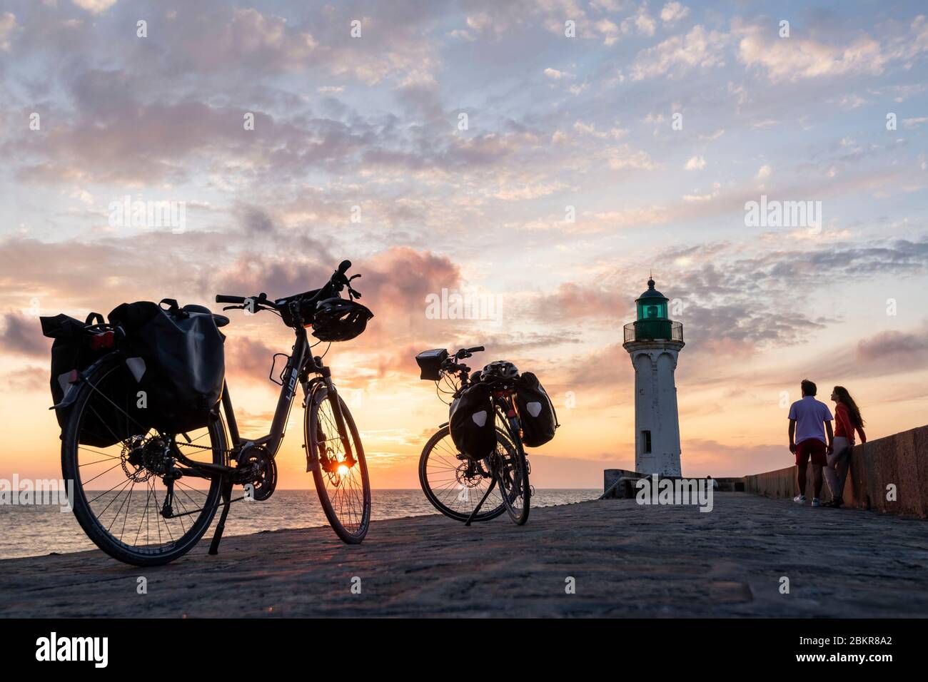 Francia, Senna Marittima, Saint-Valery-en-Caux, cicloturisti sulla C?te d'Alb?tre al tramonto lungo il percorso del V?lo Maritime Foto Stock