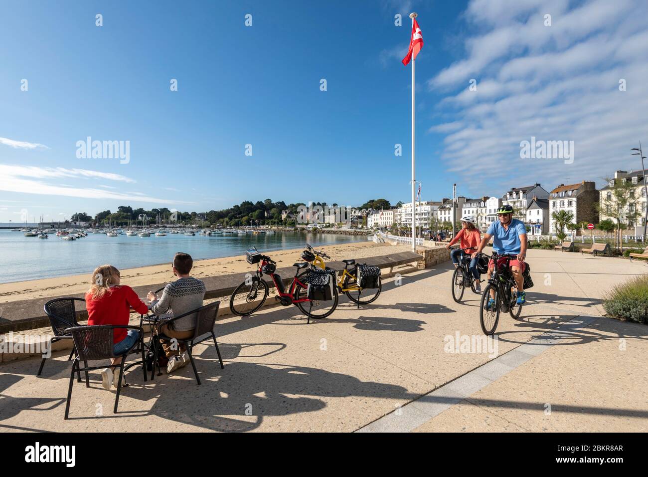 Francia, C?tes d'Armor, Saint-Quay-Portrieux, ciclisti sul porto, lungo il percorso della bicicletta marittima Foto Stock