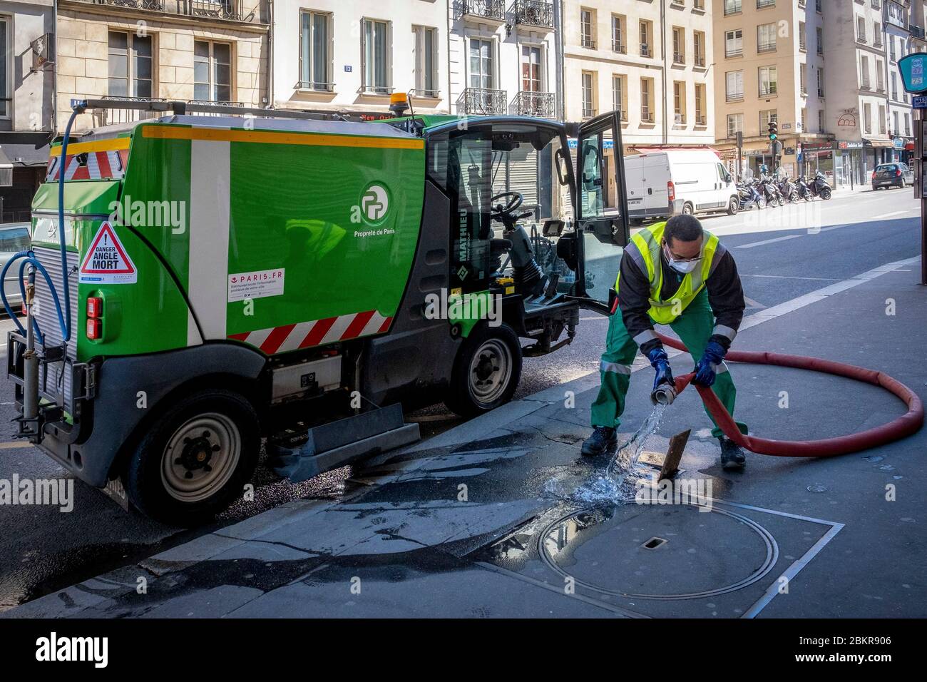 Francia, Parigi, COVID-19 (o Coronavirus), servizio di pulizia municipale, lavoratore che indossa una maschera facciale Foto Stock