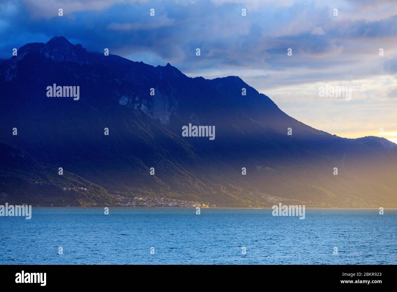 Svizzera, Cantone di Vaud, Montreux, Lago di Ginevra, nel villaggio di Saint Gingolph in Francia Foto Stock