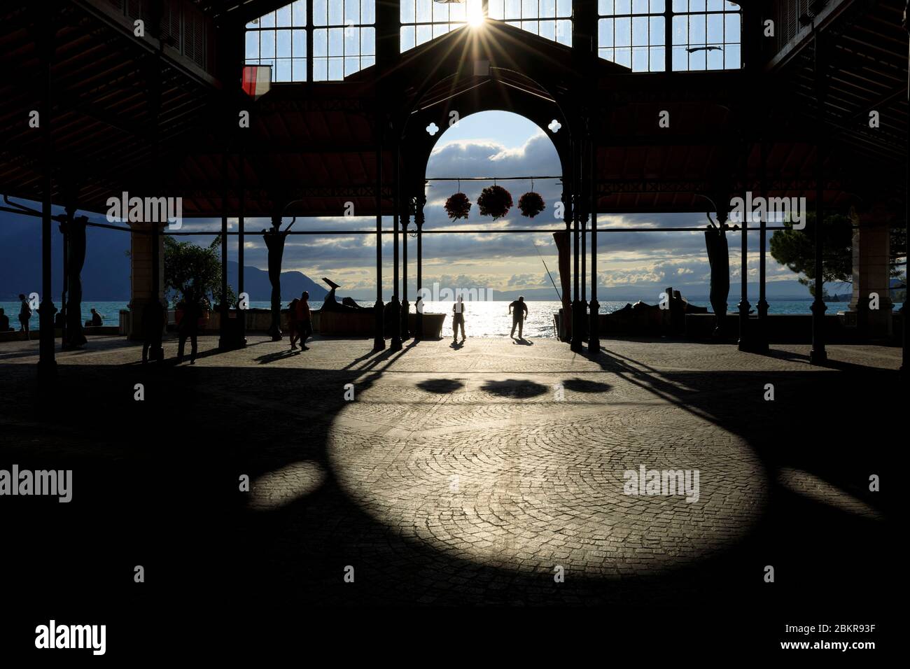 Svizzera, Canton Vaud, Montreux, mercato, Lago di Ginevra sullo sfondo Foto Stock