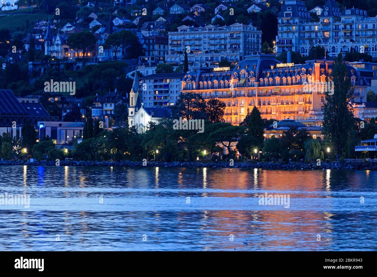 Svizzera, Canton Vaud, Montreux, Lago di Ginevra, Hotel Fairmont le Montreux Palace sullo sfondo Foto Stock