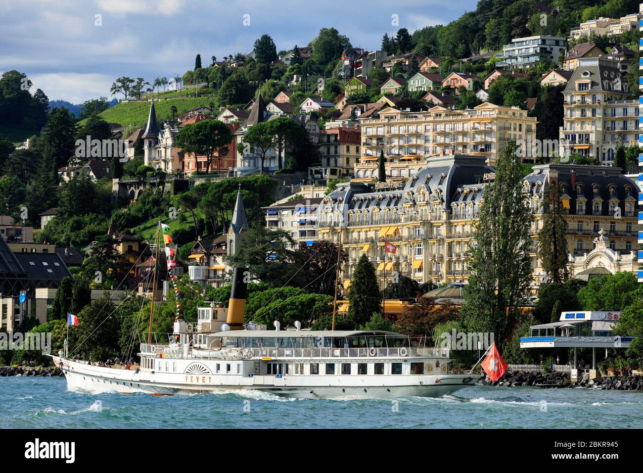 Svizzera, Canton du Vaud, Montreux, barca sul Lago di Ginevra, Hotel Fairmont le Montreux Palace sullo sfondo Foto Stock