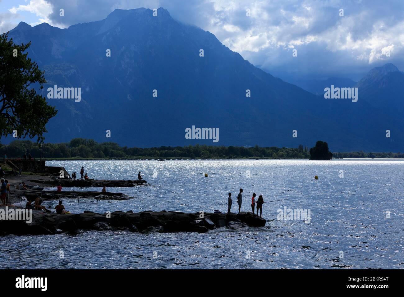 Svizzera, Cantone di Vaud, Villeneuve, Lago di Ginevra, pescatore Foto Stock