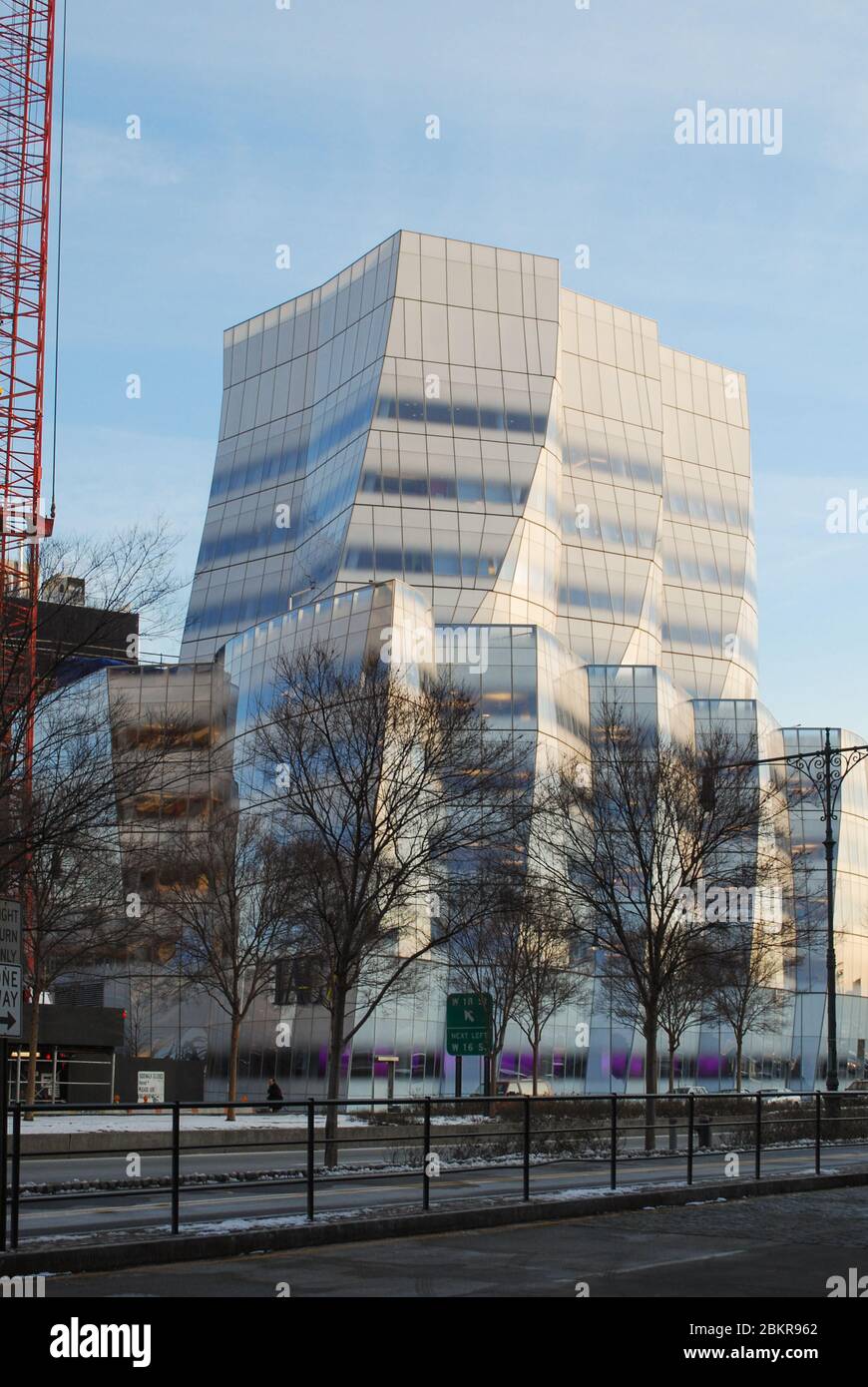 Edificio in vetro curvo IAC, 555 West 18th Street, New York, NY, Stati Uniti di Frank Gehry Foto Stock