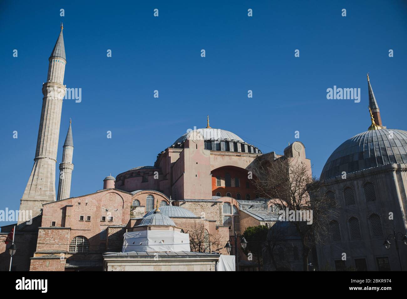 Ammira la famosa chiesa di Hagia Sophia a Istanbul su sfondo cielo blu, i minareti della moschea di Aya Sofia in Turchia Foto Stock