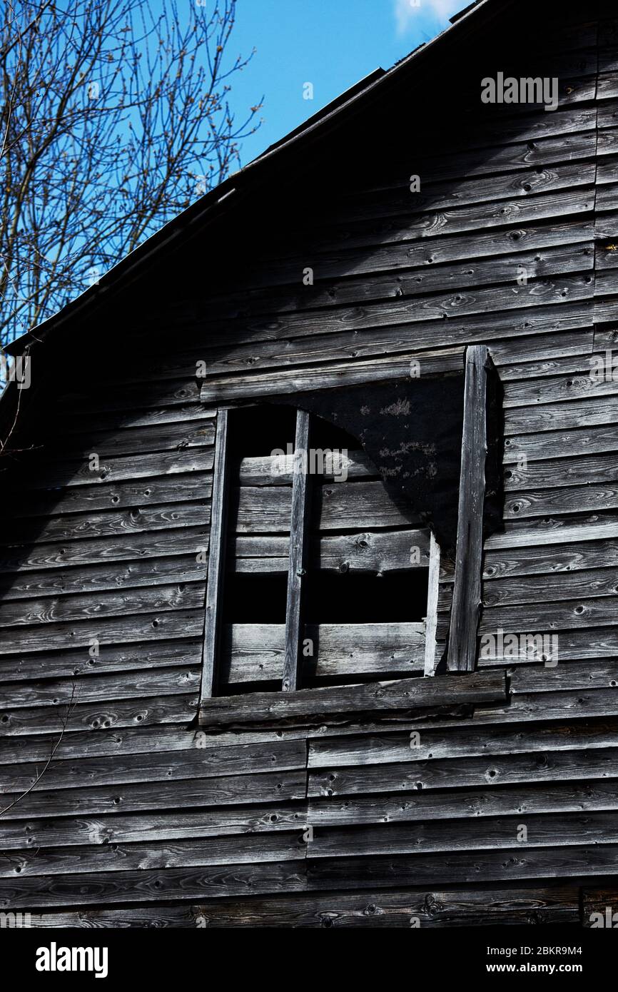 La facciata della casa abbandonata Foto Stock