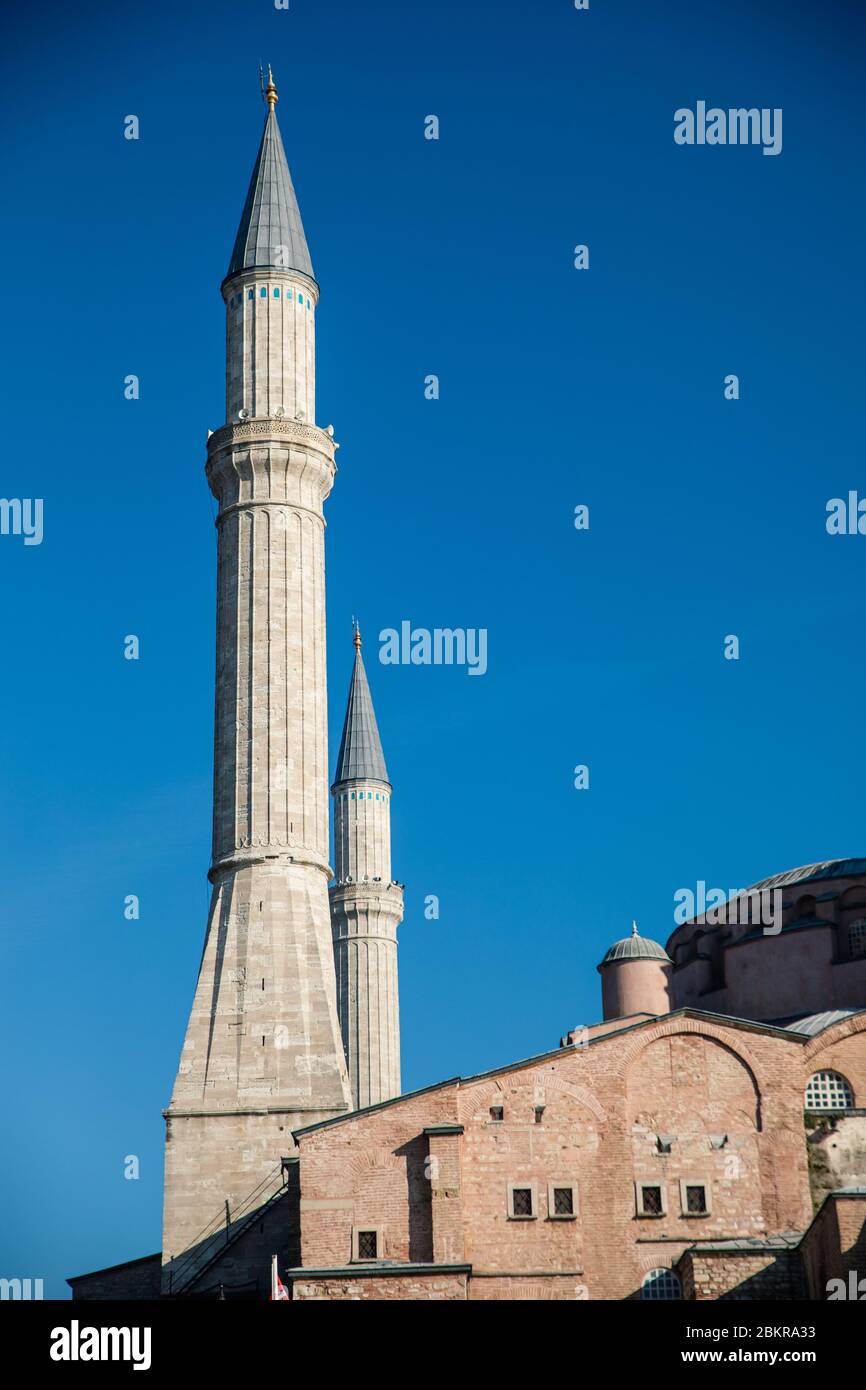 Ammira la famosa chiesa di Hagia Sophia a Istanbul su sfondo cielo blu, i minareti della moschea di Aya Sofia in Turchia Foto Stock