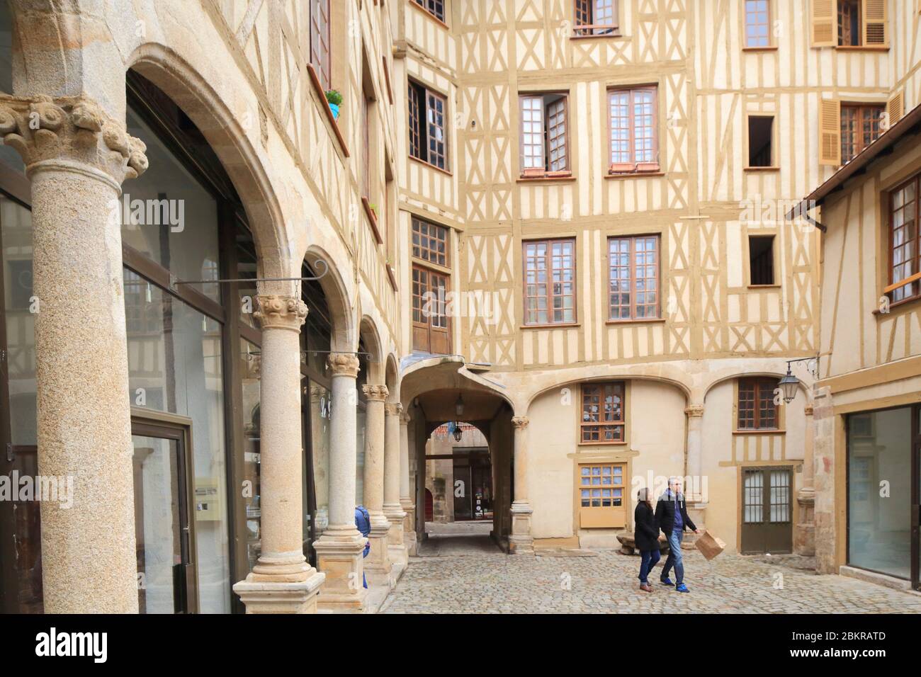Francia, Haute Vienne, Limoges, centro città, cortile del Tempio risalente al 17 ° secolo con le sue residenze con facciate a graticcio Foto Stock