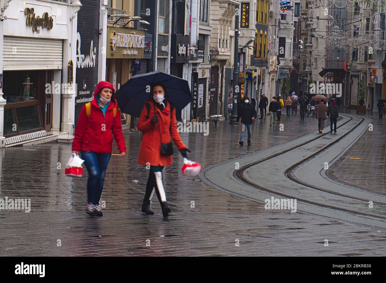 Istanbul, Turchia / Turchia- 05 04 2020 dopo 3 giorni di quarantena in Turchia, nonostante la pioggia, la gente è uscito. La gente ha cercato di proteggersi da Foto Stock