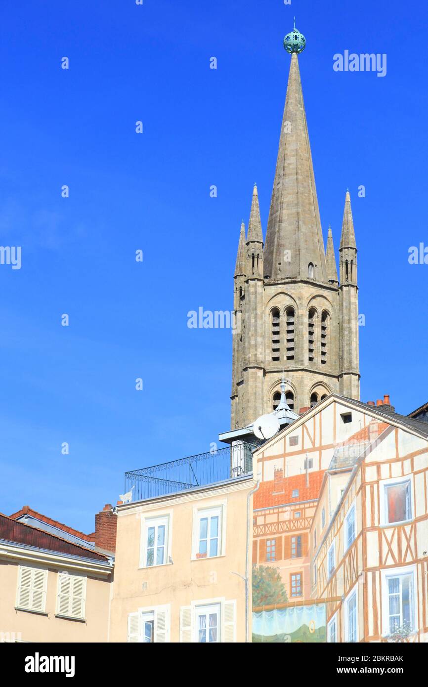 Francia, Haute Vienne, Limoges, Place de la Motte, parete dipinta disegnata e prodotta nel 1995 dalla Cite Creation e sullo sfondo la chiesa di Saint Michel des Lions Foto Stock