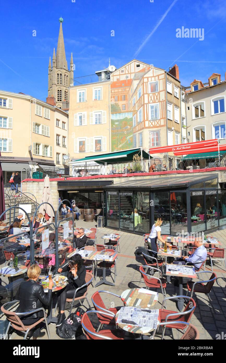 Francia, Haute Vienne, Limoges, Place de la Motte, terrazza del ristorante con la parete dipinta sullo sfondo progettato e prodotto nel 1995 dalla Cite Creation e la chiesa di Saint Michel des Lions Foto Stock