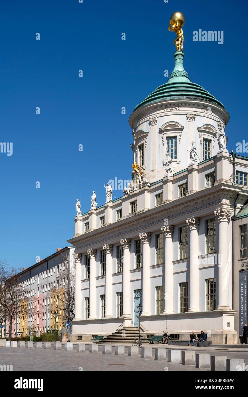 Potsdam, rekonstruierter Alter Markt, Altes Rathaus und DDR-Plattenbauten Foto Stock