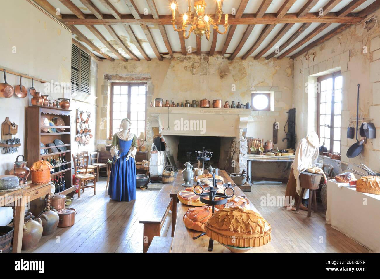 Francia, Loiret, Meung sur Loire, comune situato nel perimetro della Valle della Loira, patrimonio mondiale dell'UNESCO, castello costruito dal 12 ° secolo e servito come residenza dei vescovi di Orleans poi prigione che Fran?ois Villon era il più famoso prigioniero, cucina Foto Stock