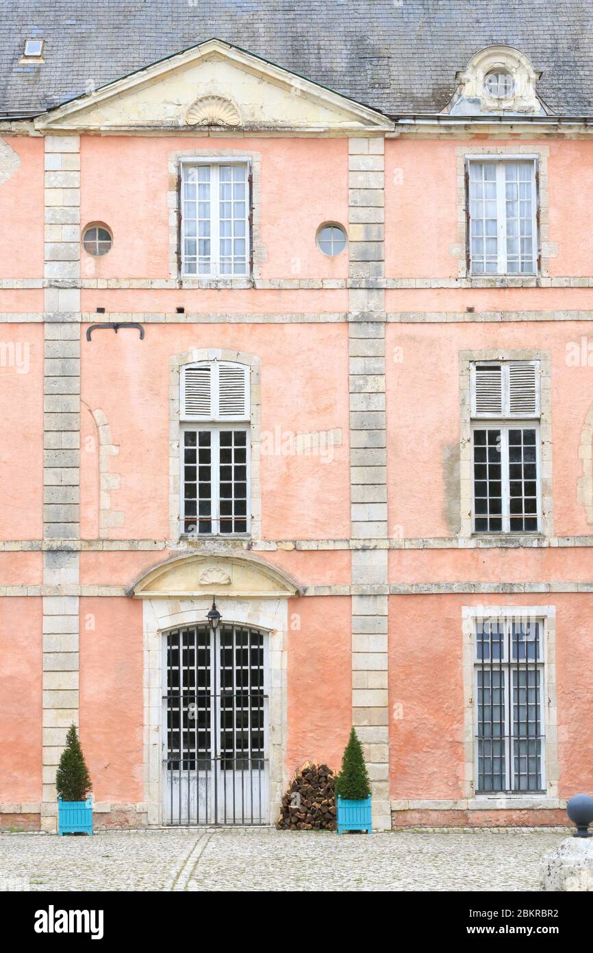 Francia, Loiret, Meung sur Loire, comune situato nel perimetro della Valle della Loira, patrimonio mondiale dell'UNESCO, castello costruito dal 12 ° secolo e servito come residenza dei vescovi di Orleans poi prigione che Fran?ois Villon era la più famosa prigioniera, facciata Foto Stock