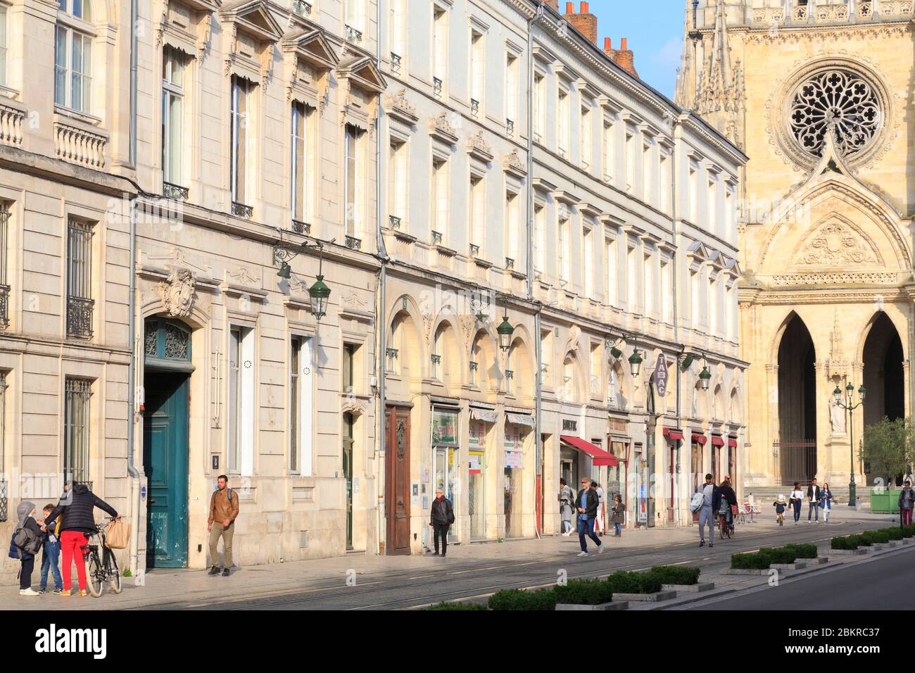 Francia, Loiret, Orleans, rue Jeanne d'Arc, edifici del 19 ° secolo con la cattedrale di Sainte Croix sullo sfondo Foto Stock