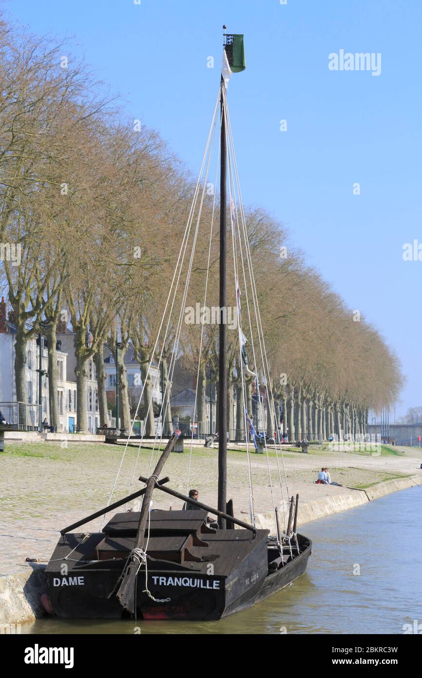 Francia, Loiret, Orleans, quai du Chatelet, un tour (barca tradizionale della Loira) ormeggiato e recante il nome di Dame Tranquille Foto Stock