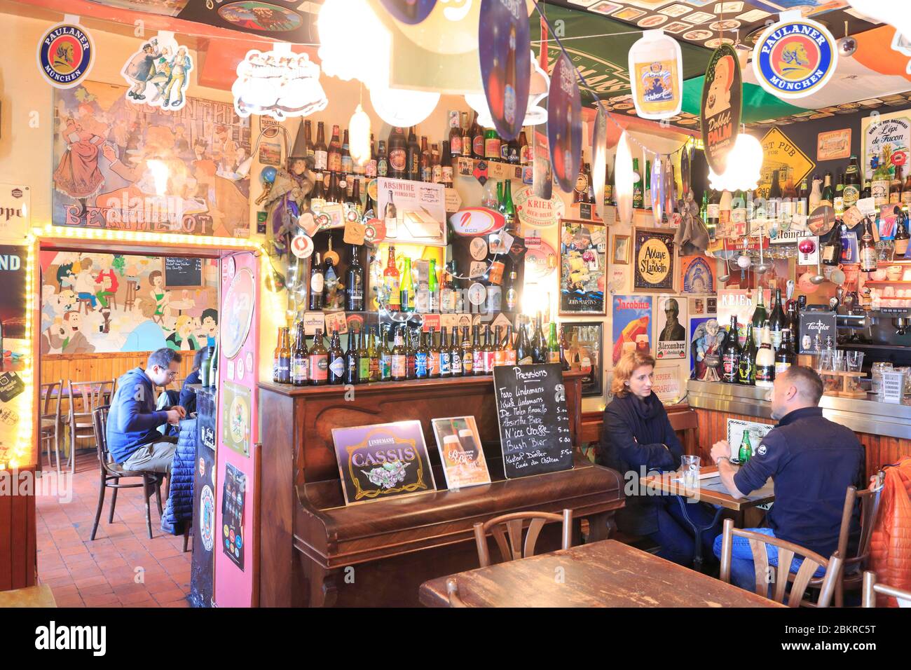 Francia, Loiret, Olivet, birreria bar l'Assenzio offre 270 birre da tutto il mondo Foto Stock