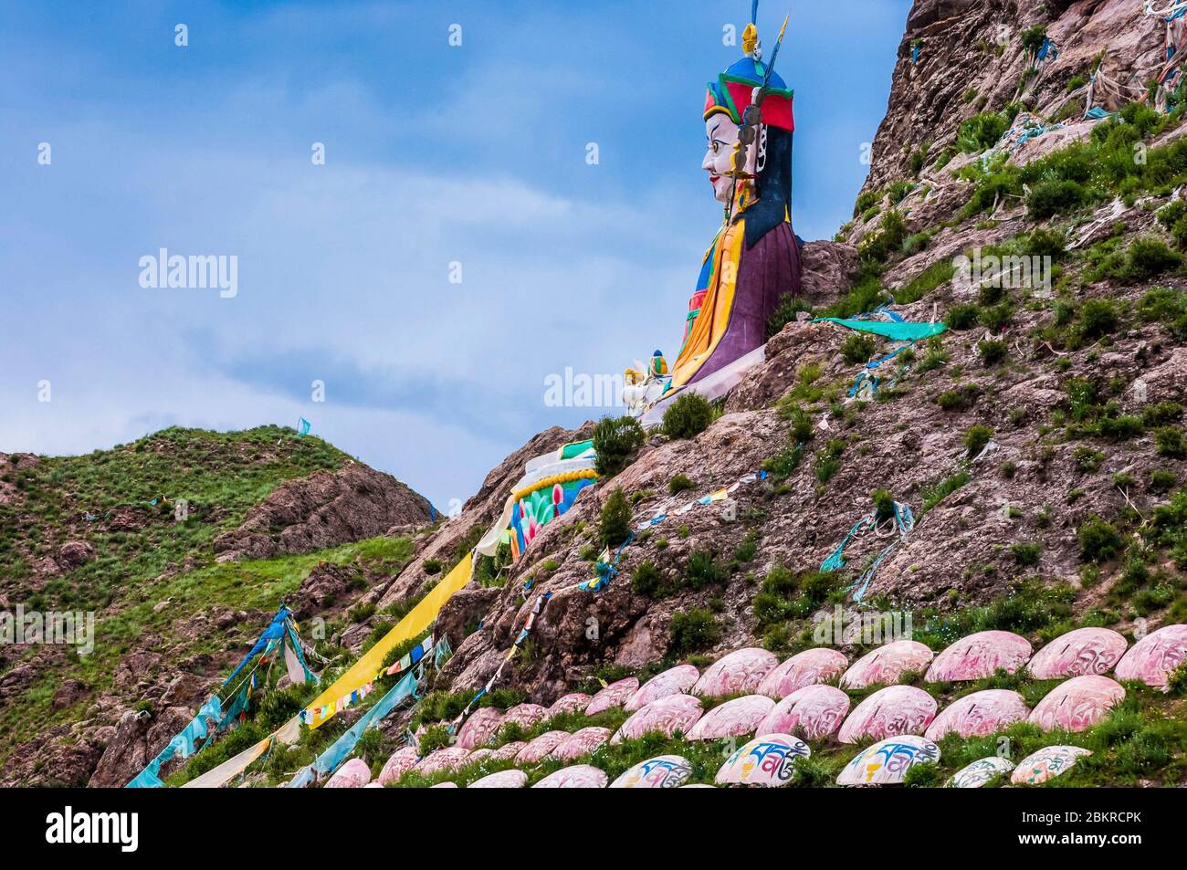 Cina, Tibet orientale, o Kham, Qinghai, Nagchu, tempio di Negyama e montagna sacra, statua di Gesar de Ling, il guerriero di Shambala Foto Stock