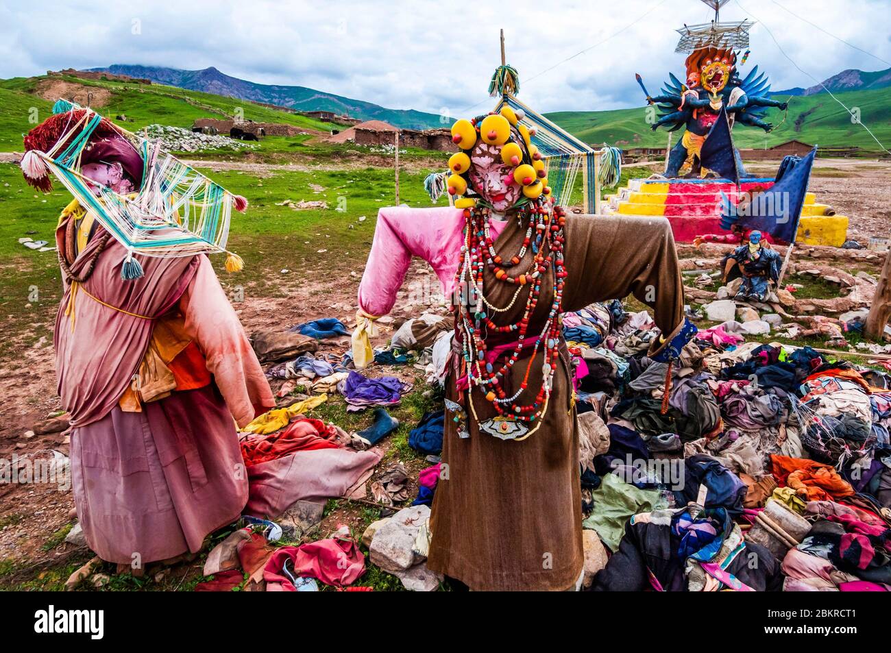 Cina, Tibet orientale, o Kham, Qinghai, Nagchu, monastero di Gar, sito rituale buddista per la preparazione alla morte e la migrazione dell'anima, secondo il Bardo Th?dol, o libro tibetano dei morti, che significa liberazione ascoltando gli stati intermedi Foto Stock