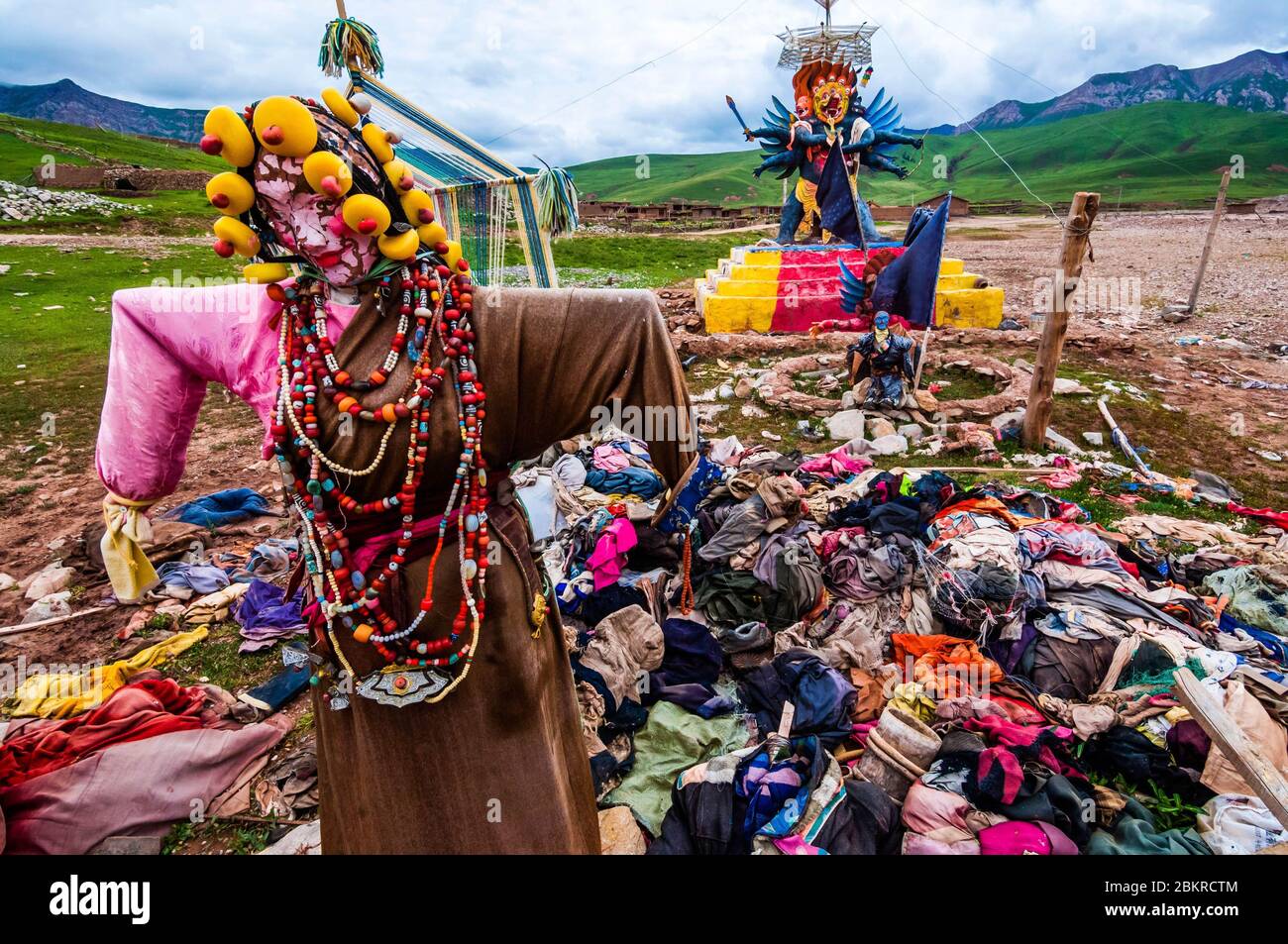 Cina, Tibet orientale, o Kham, Qinghai, Nagchu, monastero di Gar, sito rituale buddista per la preparazione alla morte e la migrazione dell'anima, secondo il Bardo Th?dol, o libro tibetano dei morti, che significa liberazione ascoltando gli stati intermedi Foto Stock