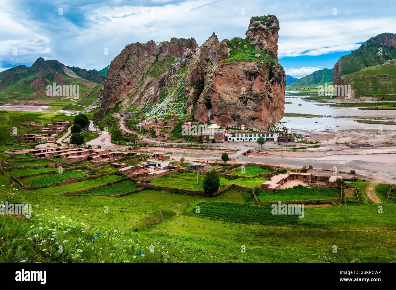 Cina, Tibet orientale, o Kham, Qinghai, Nagchu, Negyama tempio e montagna sacra Foto Stock