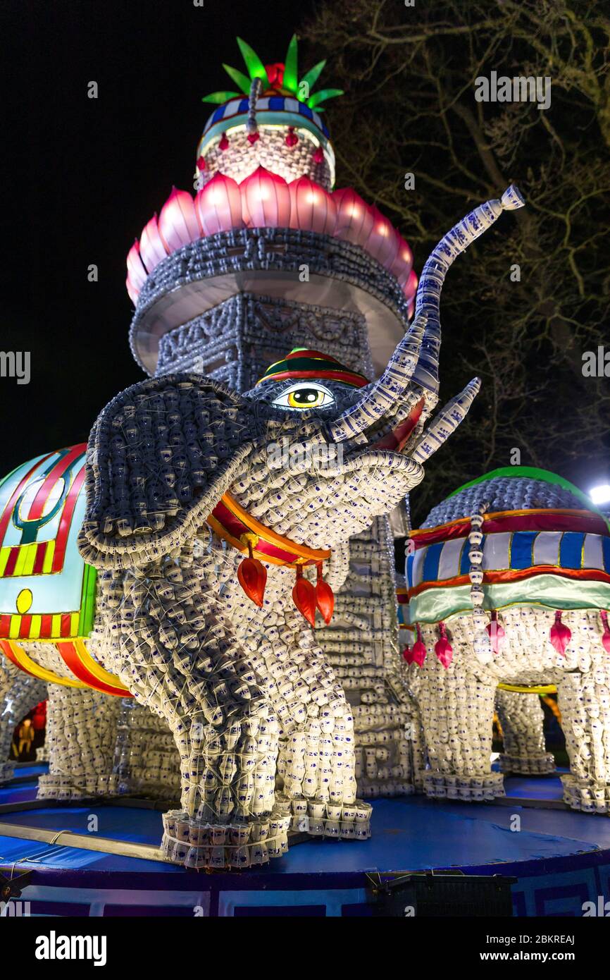 Francia, Loir-et-Cher, castello di Selles-sur-Cher, Festival delle luci celesti, Festival delle Lanterne cinesi), Qilin, animali mitici, mezzo drago, mezzo leone e tempio del cielo il festival celebra la cultura cinese originaria della dinastia Tang (618-907 d.C.) nella città di Zigong nella provincia di Sichuan. 103000 lampade illuminano sculture di animali, pagode e templi fatti a mano, realizzati in seta, carta, vetro e porcellana e dipinti sul posto Foto Stock