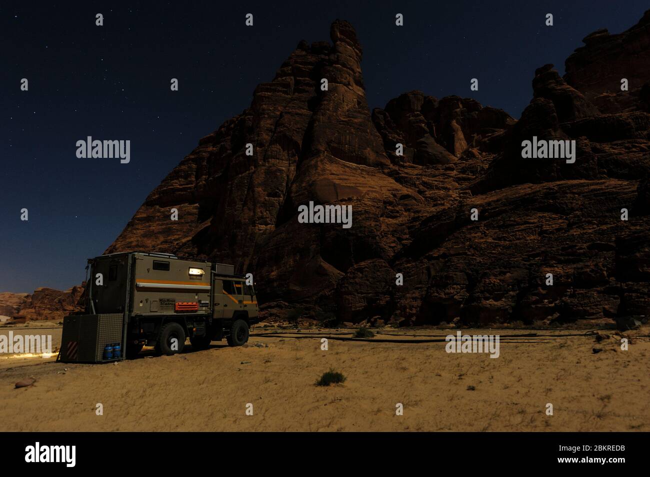 Paesaggio intorno alla città al-Ula, Medina Regione, Arabia Saudita. Campeggio tra le rocce Foto Stock