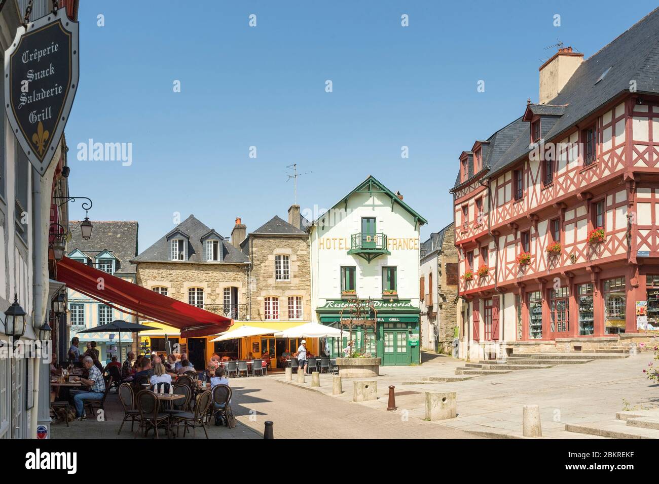 Francia, Morbihan, Josselin, Place Notre-Dame e le sue terrazze Foto Stock