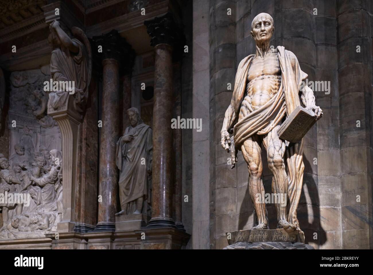 Italia, Lombardia, Milano, Piazza del Duomo, la Cattedrale della Natività della Vergine Santa (Duomo), statua di San Barthelemy di Marco d'Agrate nel 1562 Foto Stock