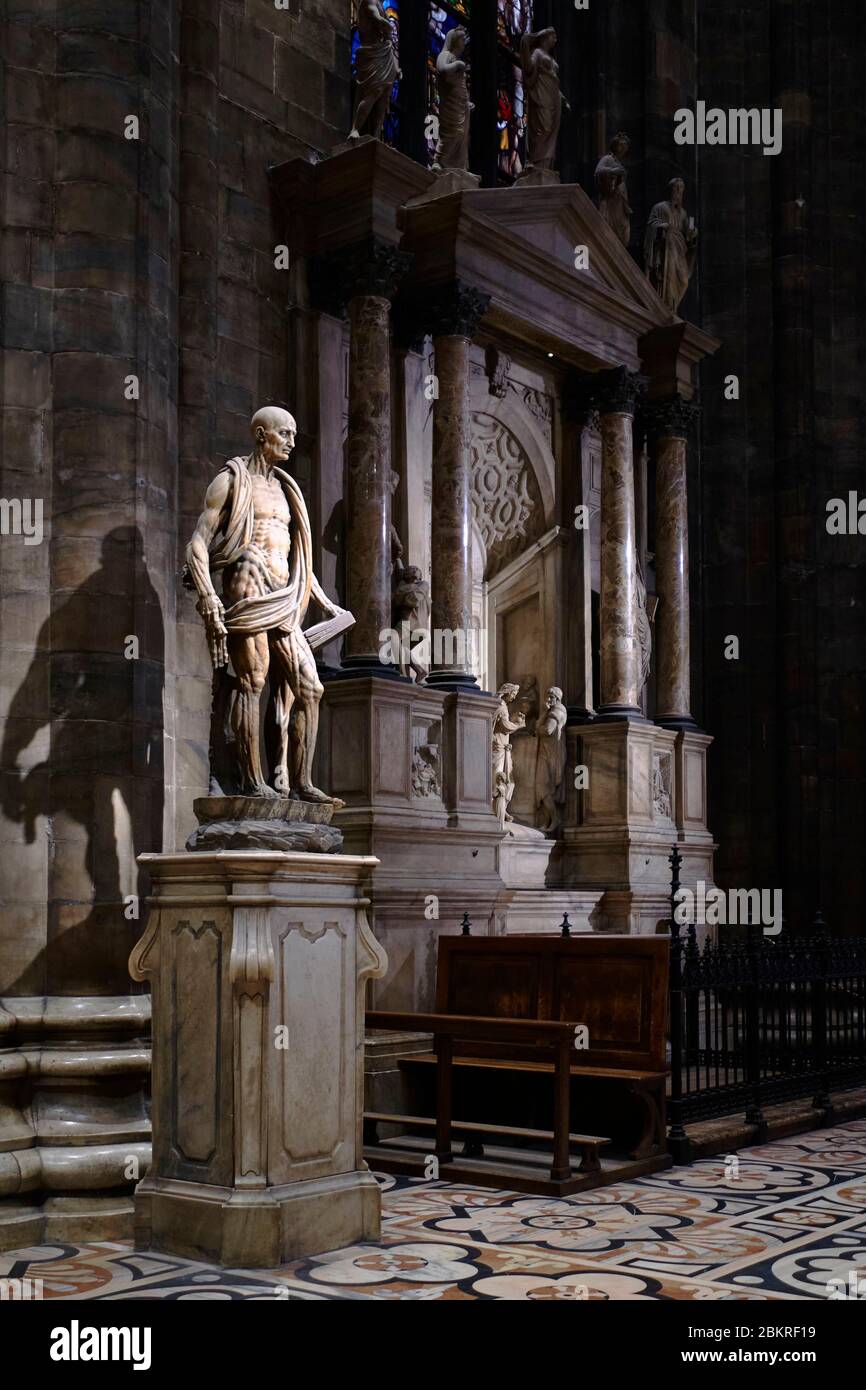 Italia, Lombardia, Milano, Piazza del Duomo, la Cattedrale della Natività della Vergine Santa (Duomo), statua di San Barthelemy di Marco d'Agrate nel 1562 Foto Stock