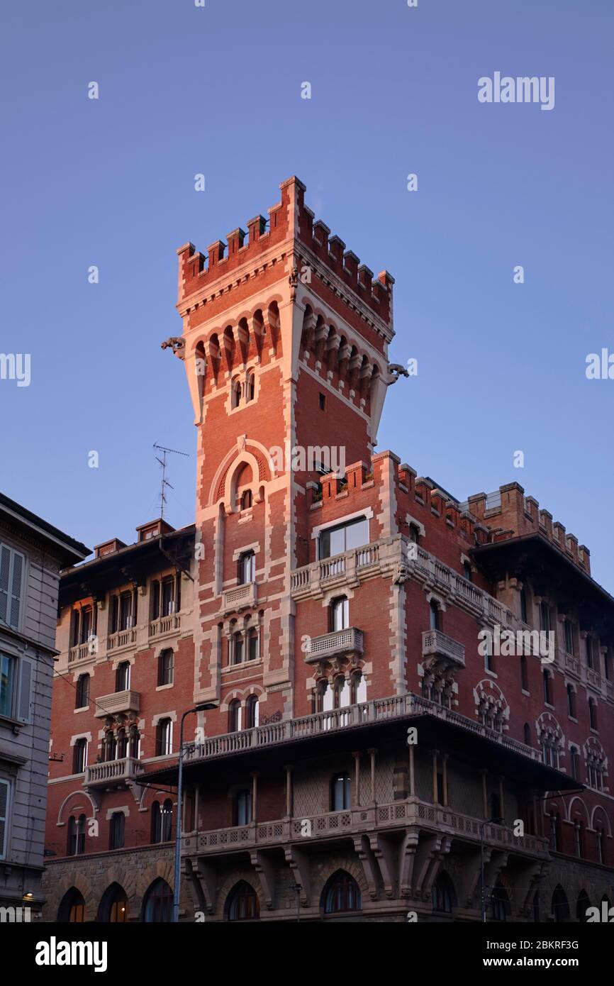 Italia, Lombardia, Milano, quartiere dei Navigli, edificio in mattoni sormontato da una torre quadrata Foto Stock
