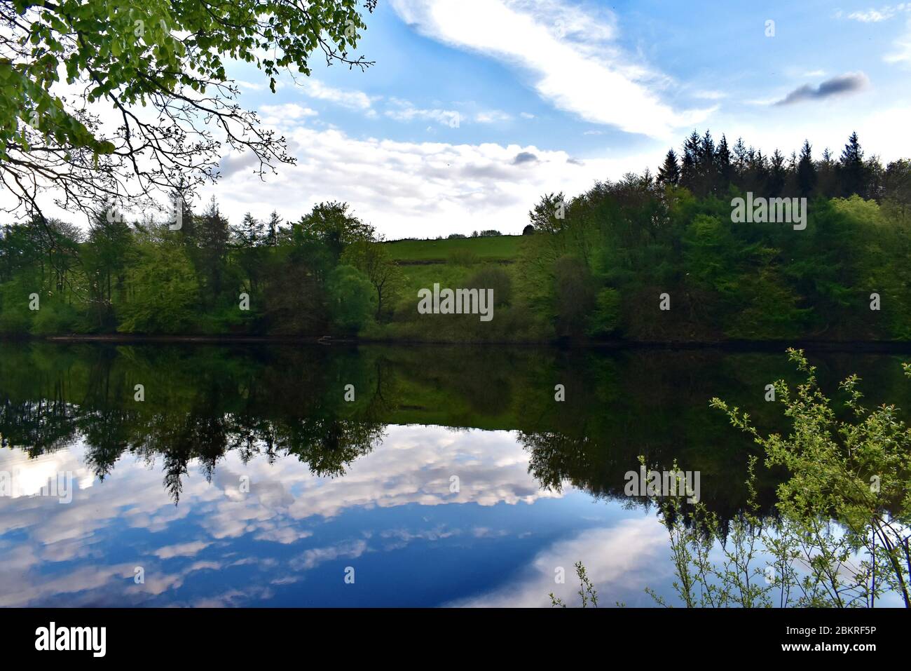 Riflessioni serali al Ryburn Reservoir Foto Stock