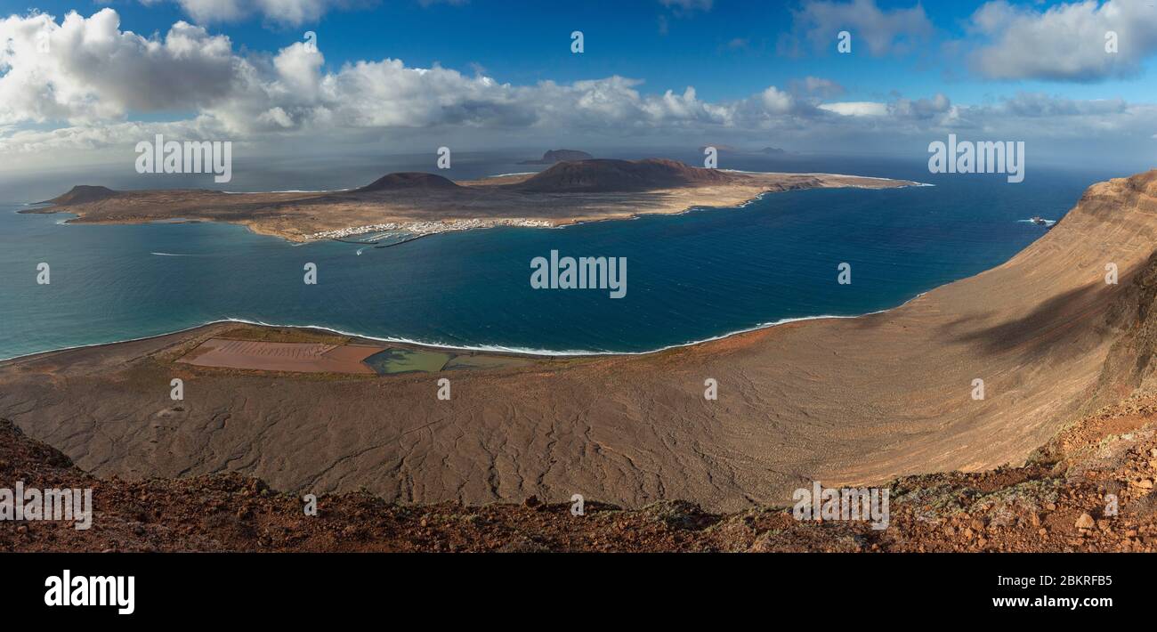 Spagna isole canarie Lanzarote Island, vista generale del Capo settentrionale dell'isola con la spiaggia di Famara sdraiato e l isola di Graciosa Foto Stock