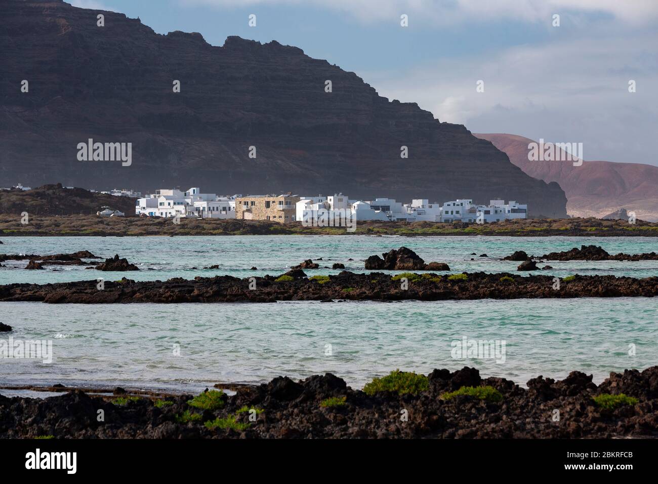 Spagna Isole delle Canarie, isola di Lanzarote, le spiagge di sabbia bianca di Orzola Foto Stock