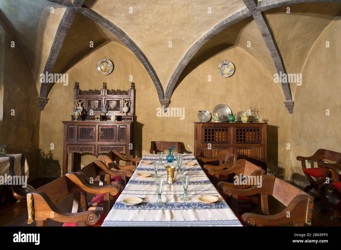 Italia, Valle d'Aosta, il castello di Issogne, sala da pranzo con mobili d'epoca Foto Stock