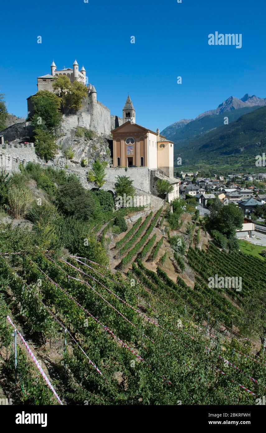 L'Italia, la Valle d'Aosta, il castello e la Chiesa di San Pietro circondata da vigneti dominano la valle della Dora Baltea Foto Stock