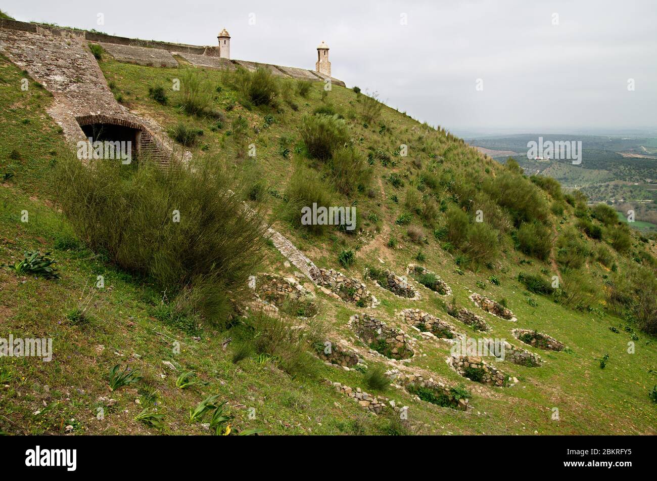 Set di dodici fossati restaurati oltre alle mura fortificate di Forte da Graca vicino Elvas, la città di confine Garrison. Alentejo, Portogallo. Foto Stock