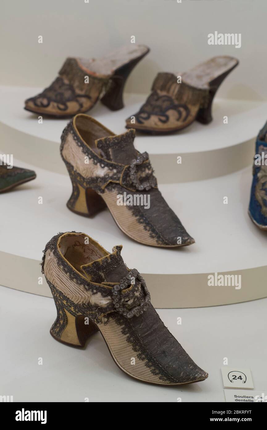 Francia, Drome, il museo delle scarpe di Romans sur Isere, collezione Luigi  XIV Foto stock - Alamy