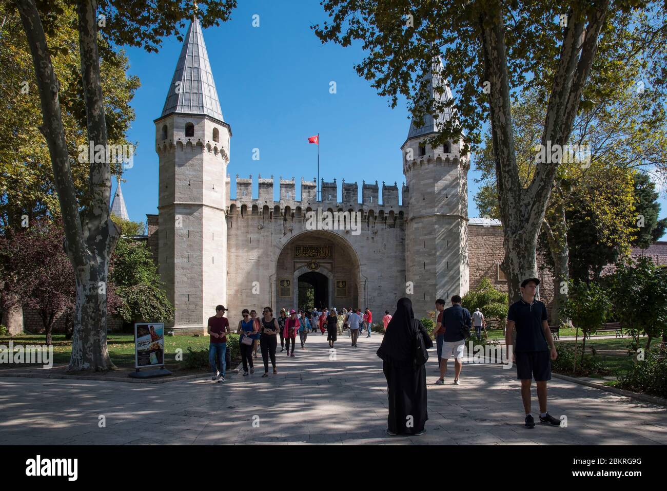 Turchia, Istanbul, Palazzo Topkapi, l'ingresso al forte simile a un castello con torri e mura di cinele Foto Stock