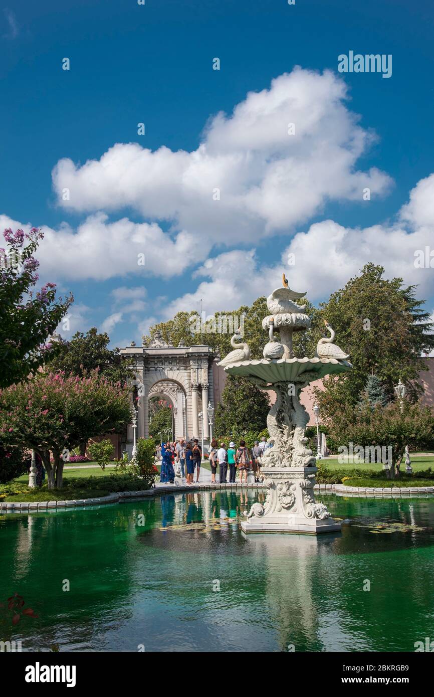 Turquie, Marmara, Istanbul, le palais de Dolmabahce du sultan Ottoman, jardin et plan d'eau en etoile avec fontaine aux cygnes Foto Stock