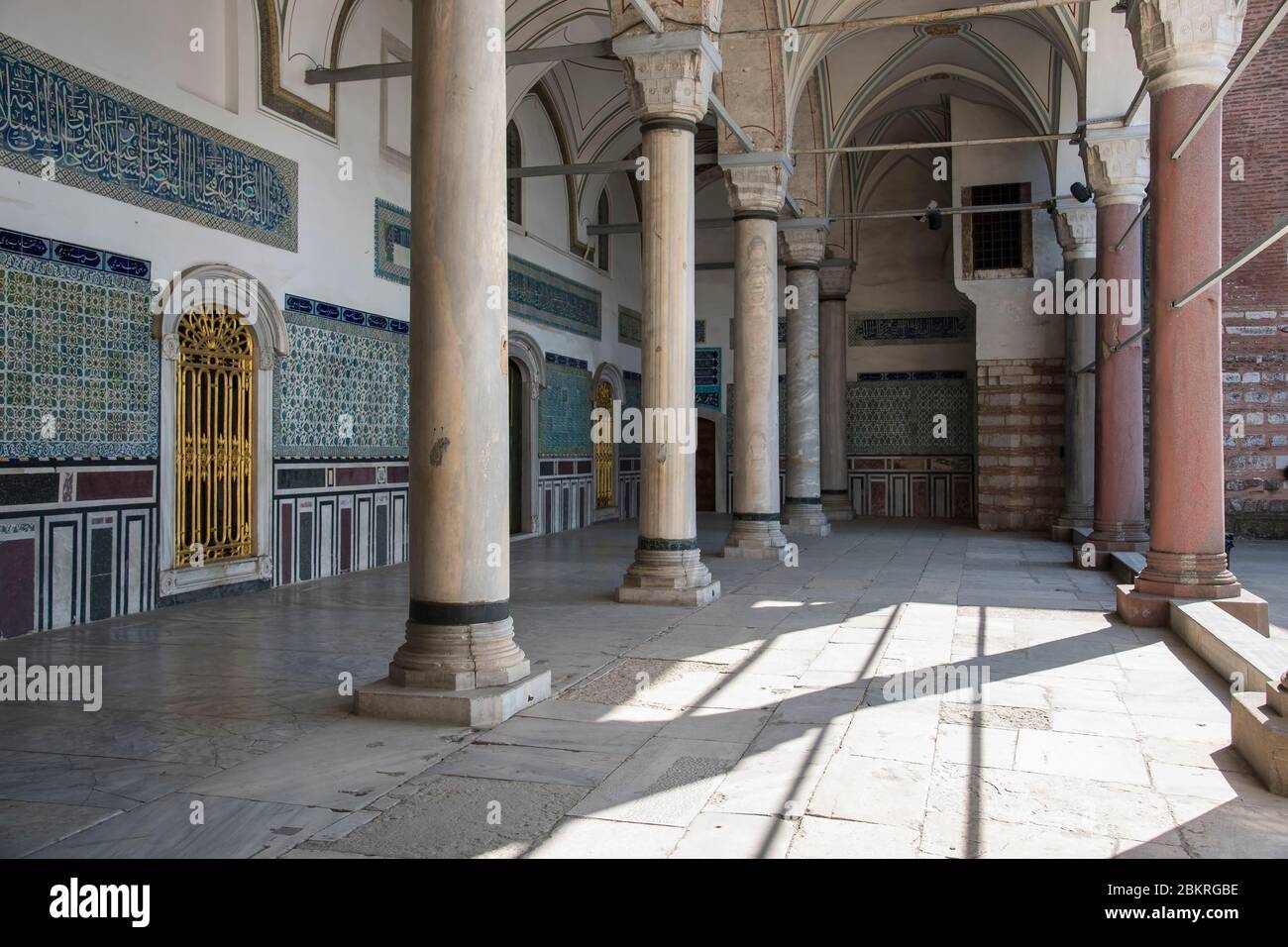 Turchia, Istanbul, Palazzo Topkapi, galleria coperta con vista sul chiosco di Baghdad Foto Stock