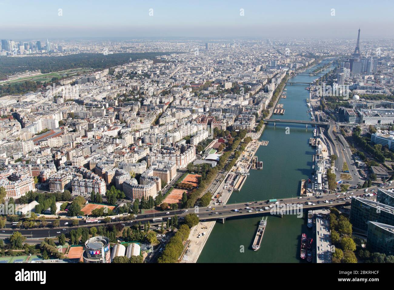 Francia, Parigi, 16 e 15 ° arrondissement e la Senna, la Torre Eiffel, il Boulevard Peripherique (vista aerea) Foto Stock