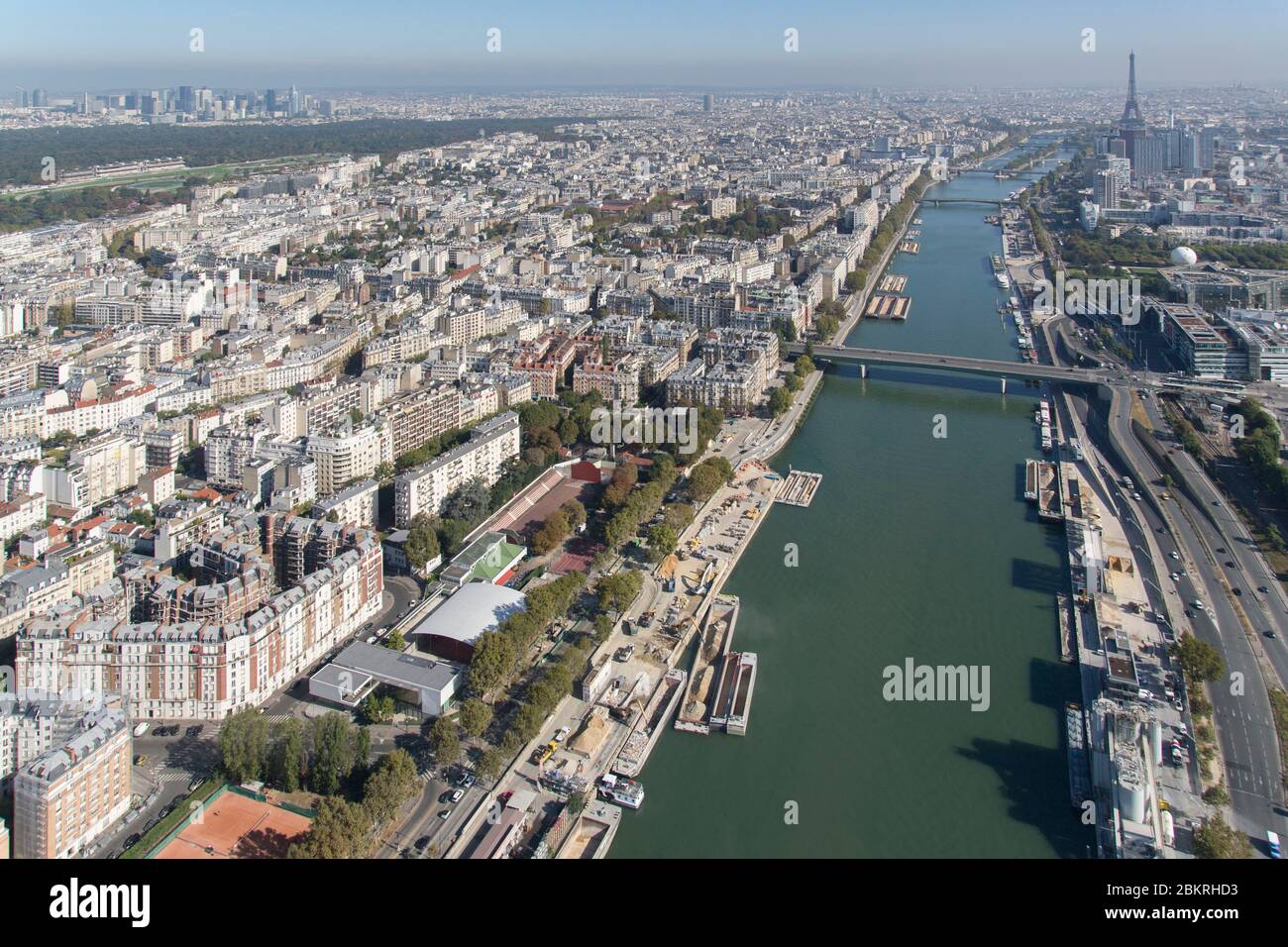 Francia, Parigi, 16 e 15 ° arrondissement e la Senna, la Torre Eiffel (vista aerea) Foto Stock