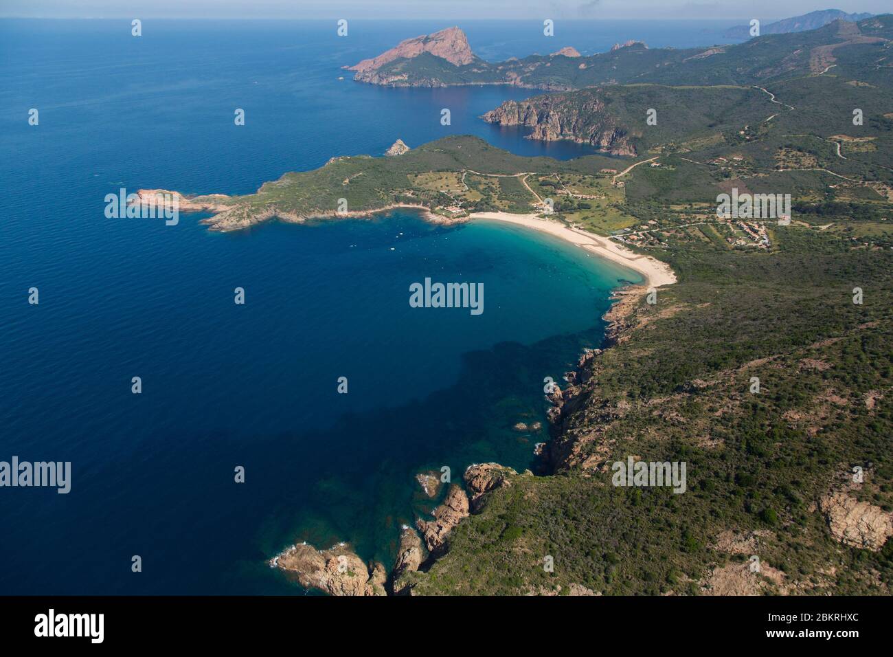 Francia. Corse du Sud, comune di piana, spiaggia di Arone, Capo Rosso o Capu Rossu, sito naturale classificato come Patrimonio dell'Umanità dall'UNESCO (vista aerea) Foto Stock