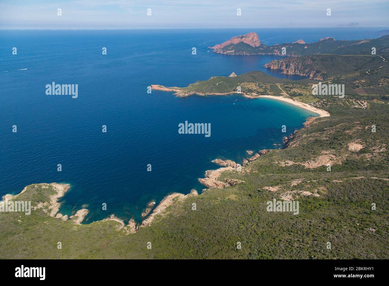 Francia. Corse du Sud, comune di piana, spiaggia di Arone, Capo Rosso o Capu Rossu, sito naturale classificato come Patrimonio dell'Umanità dall'UNESCO (vista aerea) Foto Stock